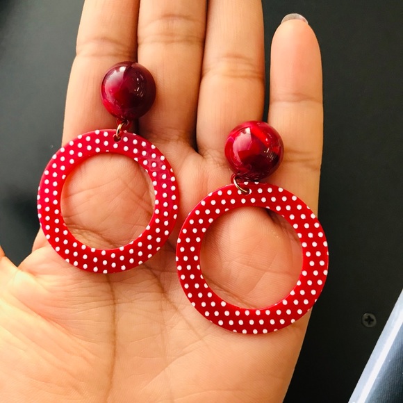 Red acrylic light weight earring - Picture 6 of 7